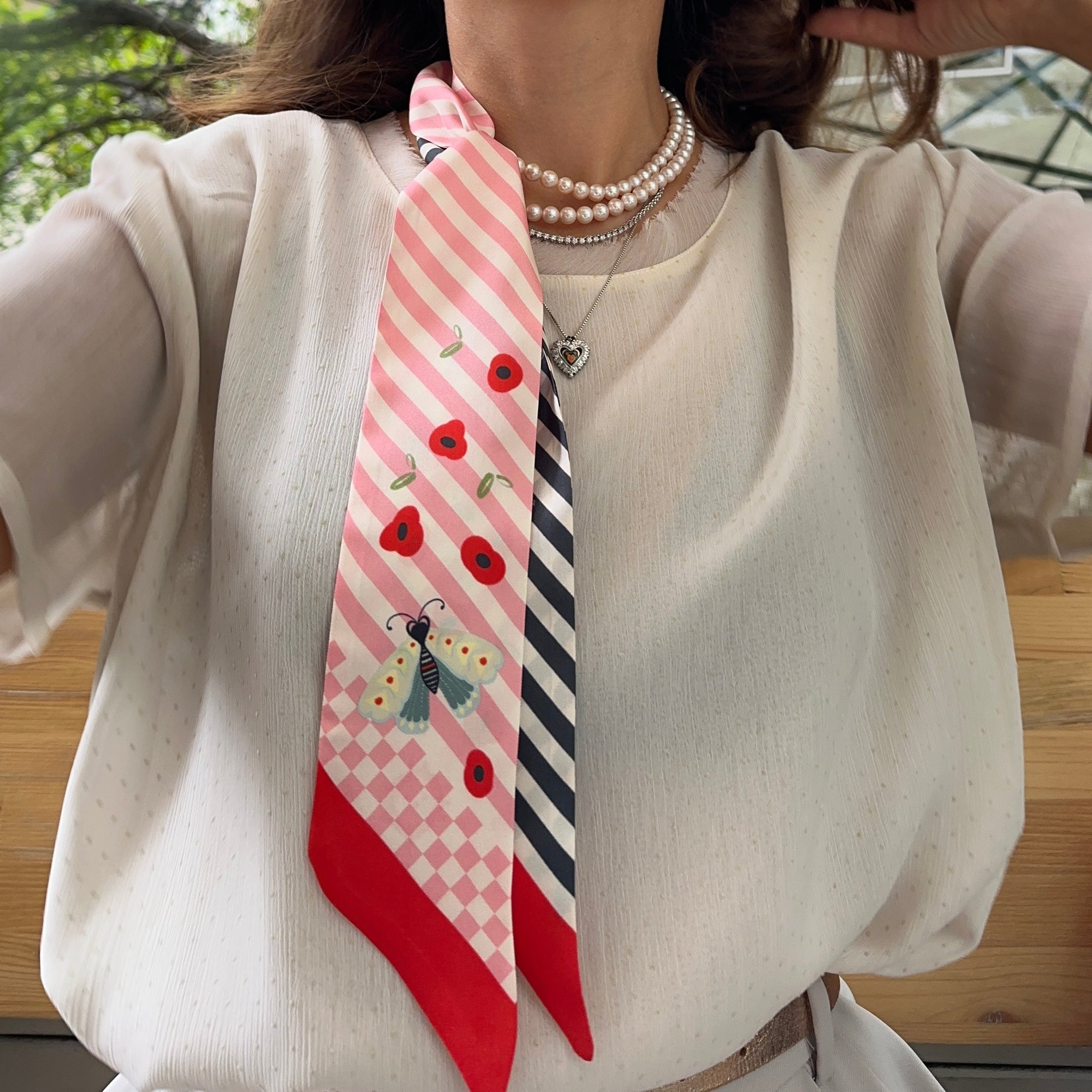 %100 ipek, 6 cm genişliğinde ve 115 cm uzunluğunda, elle çevrilmiş kenarları ile seçkin desenler sunan ‘Butterflies & Cupcakes Twilly’ eşarp.
