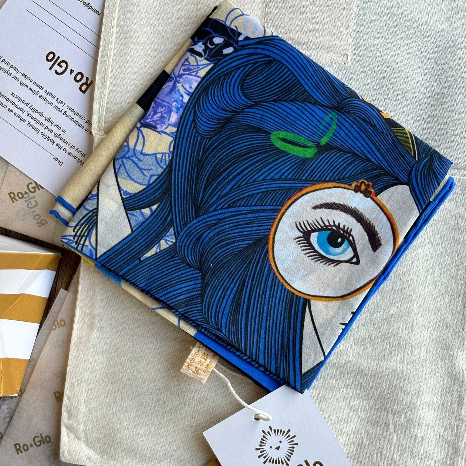 Boyutları 65x65 cm olan, %30 ipek ve %70 pamuktan yapılmış "Songs of Siren Petite" eşarbu.