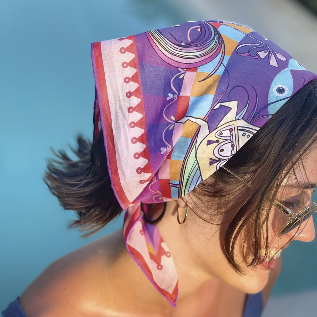 Detaylı illüstrasyonlar, pastel tonlar ve altın dokunuşlarla bezeli, çocuklar için sürülebilir ahşap oyuncak unicorn carousel.