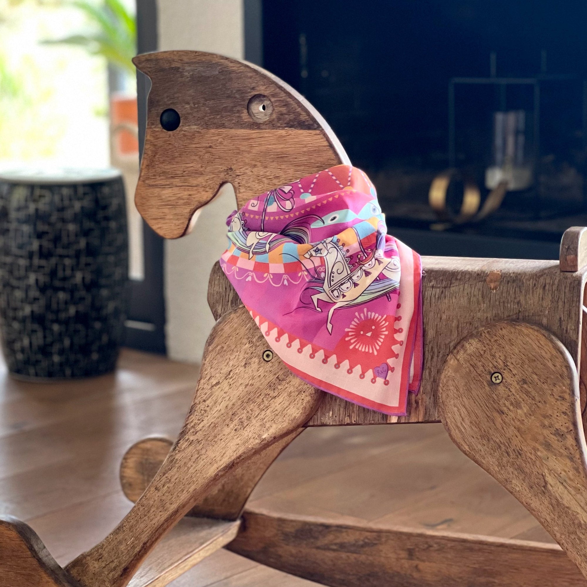Ödüllü, ağaçtan yapılmış zarif tasarımlı sallanan unicorn oyuncağı; pastel tonlarında detaylı resimlerle süslenmiş, altın dokunuşlar ve parıltılı boyalarla tamamlanmış.